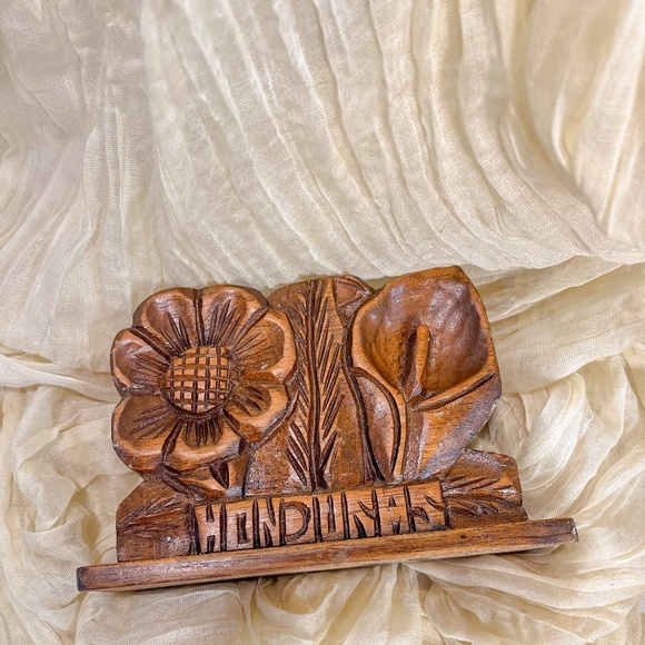 vintage hand carved souvenir floral napkin holder - Picture 2 of 2